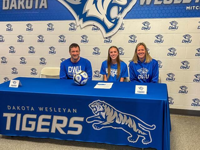 Taryn, Jennifer & Trent Thomas on Taryn's signing day