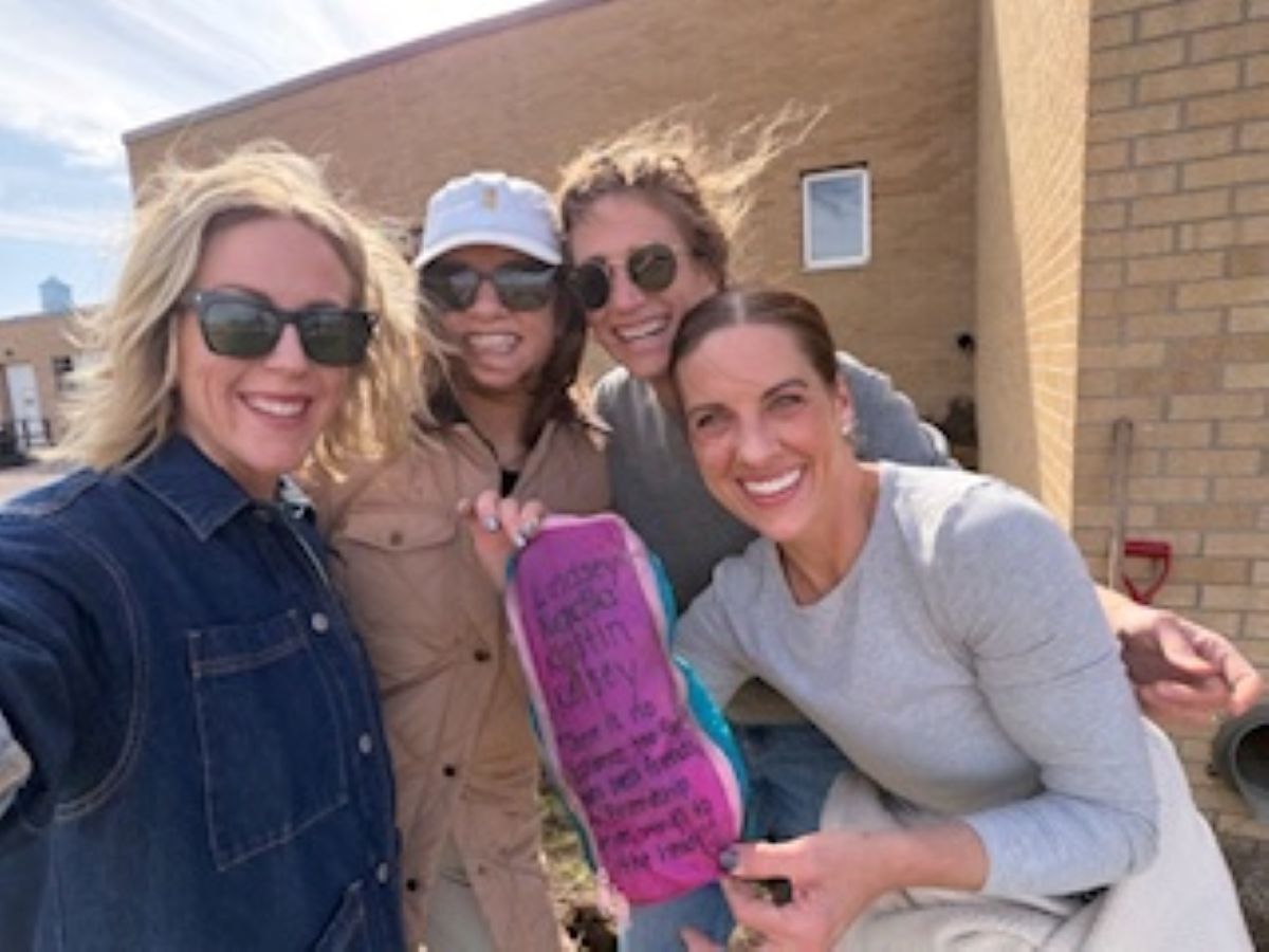 High School Friends who unearthed a time capsule from 2005